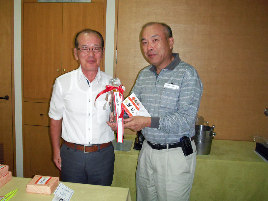 川ア会長と優勝者の福山さん