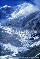 氷河湖から見た主峰・中央峰